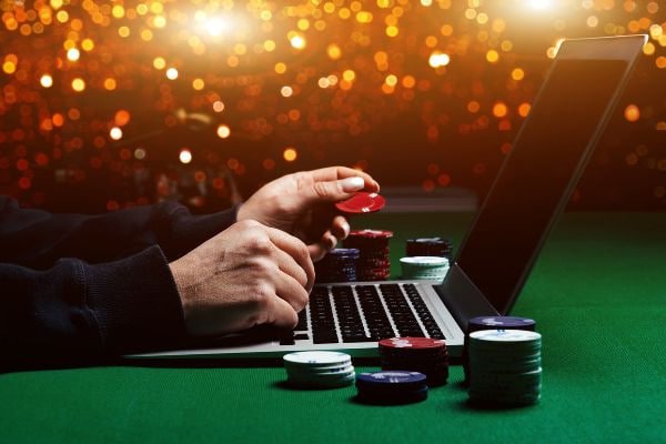Antarmuka Gaple Online di idx big menampilkan meja permainan dengan kartu domino dan skor pemain